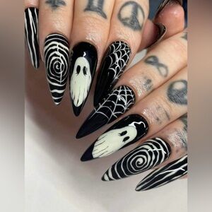 👻🦇🕸️ 24 pcs Black White Spooky Halloween Ghost Bats Spider Web Press-on Nails